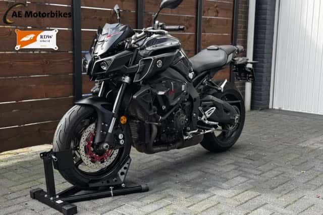 Yamaha MT-10 (2017) thumbnail 2
