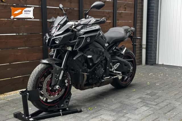 Yamaha MT-10 (2016) thumbnail 2