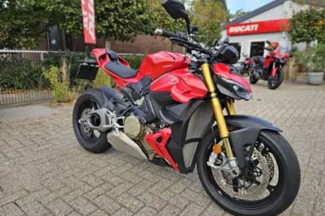 Ducati Streetfighter V4 S Red (2025) thumbnail 2