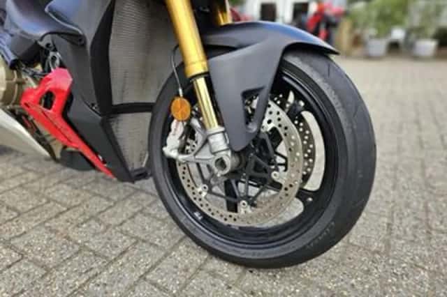 Ducati Streetfighter V4 S Red (2025) thumbnail 4