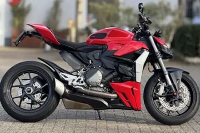 Ducati Streetfighter V2 (2023) thumbnail 1