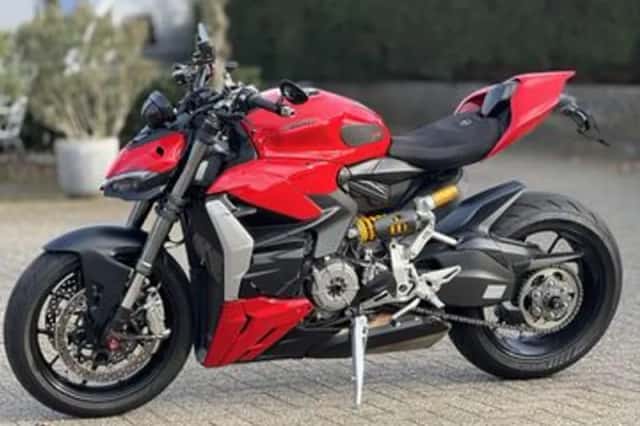 Ducati Streetfighter V2 (2023) thumbnail 2