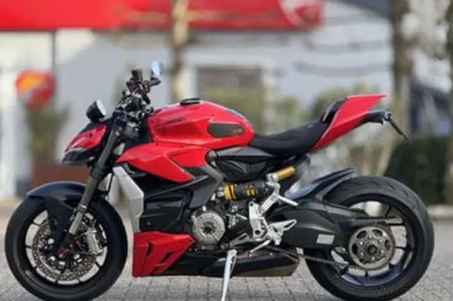 Ducati Streetfighter V2 (2023) thumbnail 3