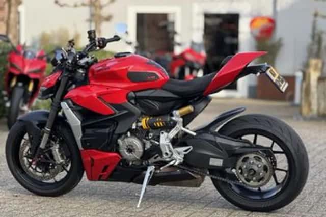 Ducati Streetfighter V2 (2023) thumbnail 4