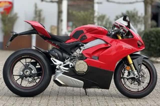 Ducati Panigale V4S (2018) thumbnail 1