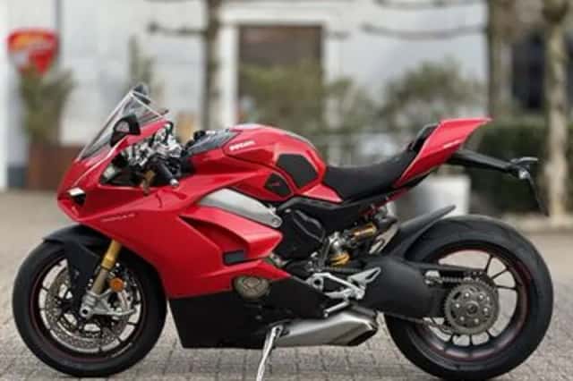 Ducati Panigale V4S (2018) thumbnail 2