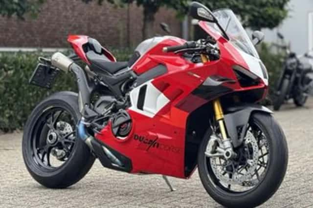 Ducati Panigale V4 R (2023) thumbnail 3
