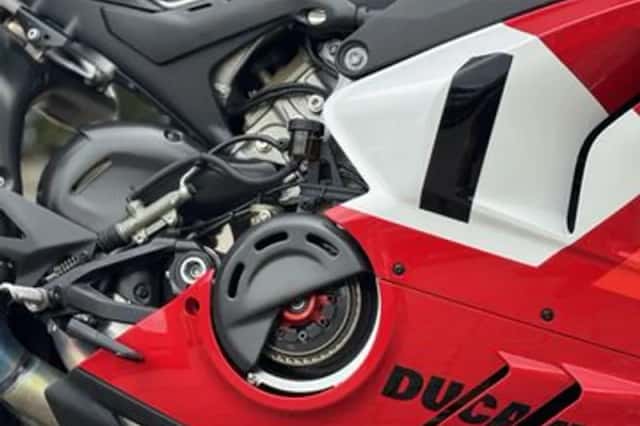 Ducati Panigale V4 R (2023) thumbnail 4