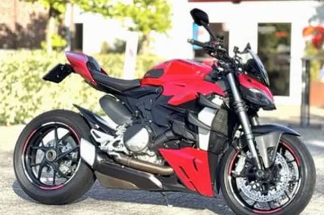 Ducati Streetfighter V2 (2022) thumbnail 3