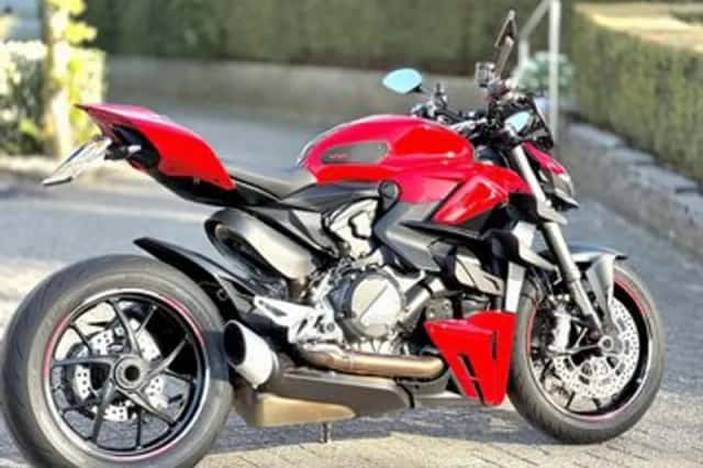 Ducati Streetfighter V2 (2022) thumbnail 4