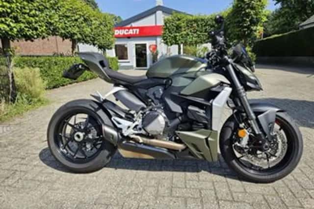 Ducati Streetfighter V2 (2024) thumbnail 1