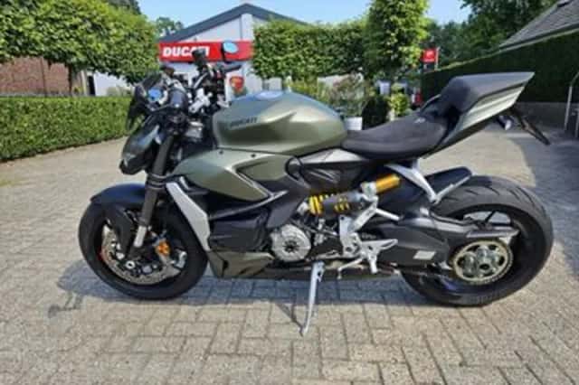 Ducati Streetfighter V2 (2024) thumbnail 2