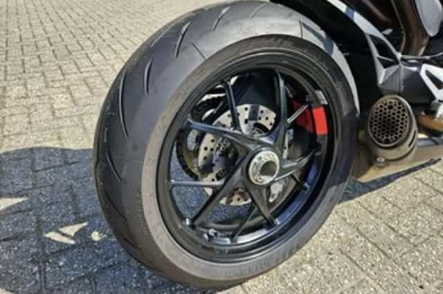 Ducati Streetfighter V2 (2024) thumbnail 4
