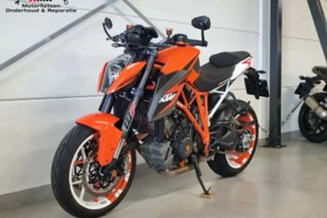KTM 1290 Super Duke (2016) thumbnail 2