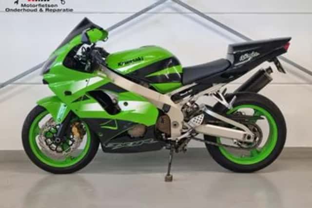 Kawasaki ZX 9R Ninja (2002) thumbnail 1