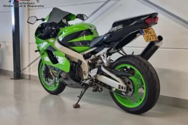 Kawasaki ZX 9R Ninja (2002) thumbnail 3
