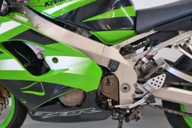 Kawasaki ZX 9R Ninja (2002) thumbnail 5