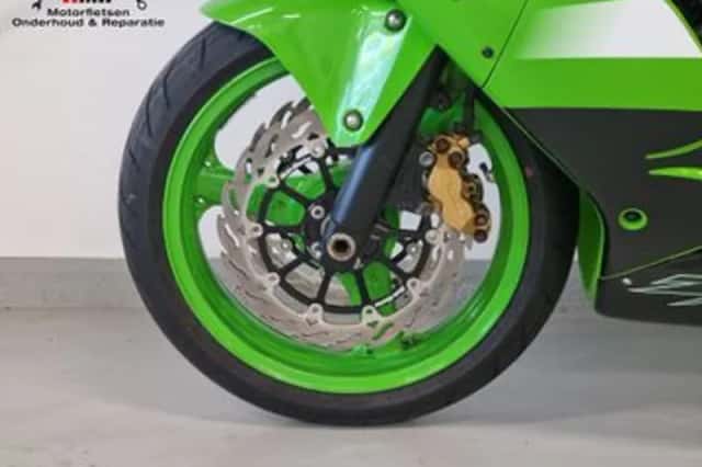 Kawasaki ZX 9R Ninja (2002) thumbnail 6