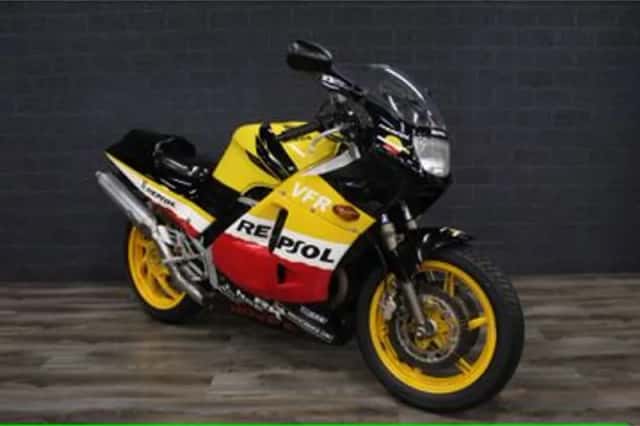 Honda VFR 400 R (1988) thumbnail 3