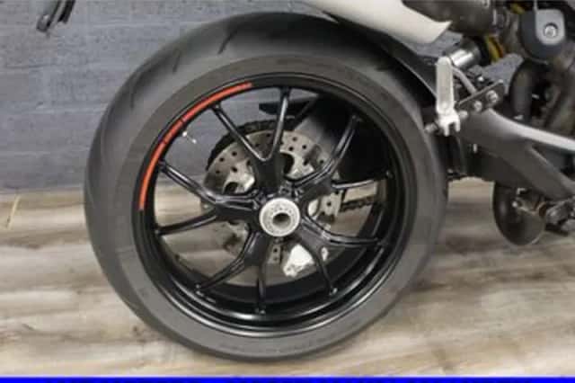 Ducati 796 Monster (2010) thumbnail 4
