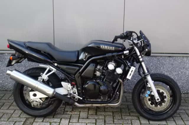 Yamaha FZS 600 Fazer (2001) thumbnail 1