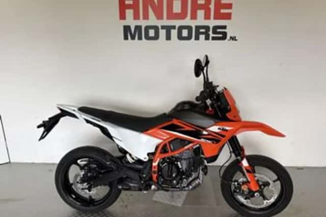 KTM 125 SMC R (2025) thumbnail 1