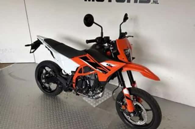 KTM 125 SMC R (2025) thumbnail 2