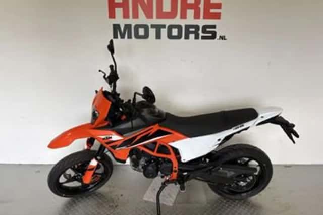 KTM 125 SMC R (2025) thumbnail 4