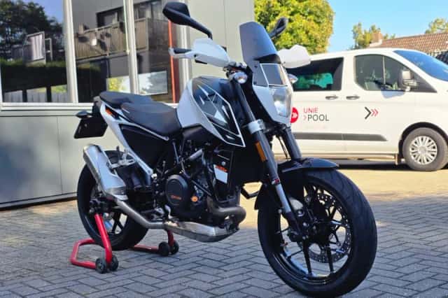 KTM 690 Duke (2016) thumbnail 1