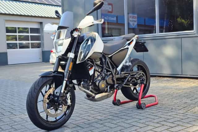 KTM 690 Duke (2016) thumbnail 2