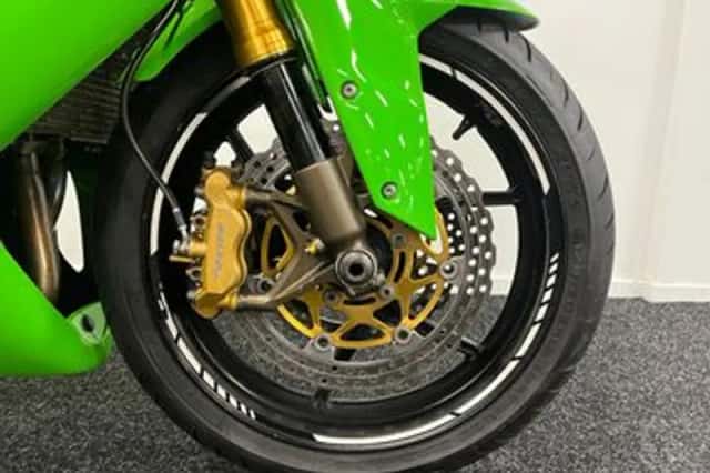 Kawasaki ZX-10R (2006) thumbnail 6