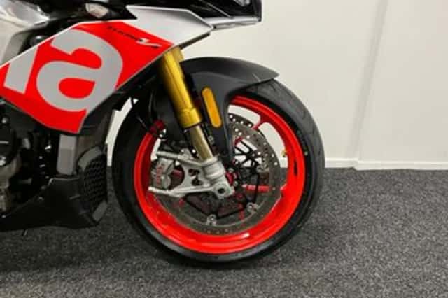 Aprilia Tuono V4 1100 FACTORY (2017) thumbnail 6