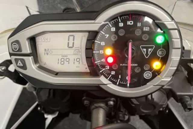 Triumph Tiger 800 XCX (2015) thumbnail 2