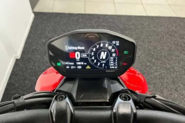 Ducati Streetfighter V2 (2022) thumbnail 2
