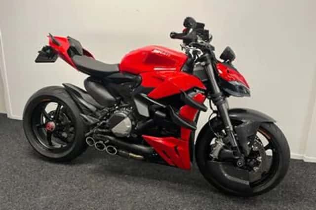 Ducati Streetfighter V2 (2022) thumbnail 3