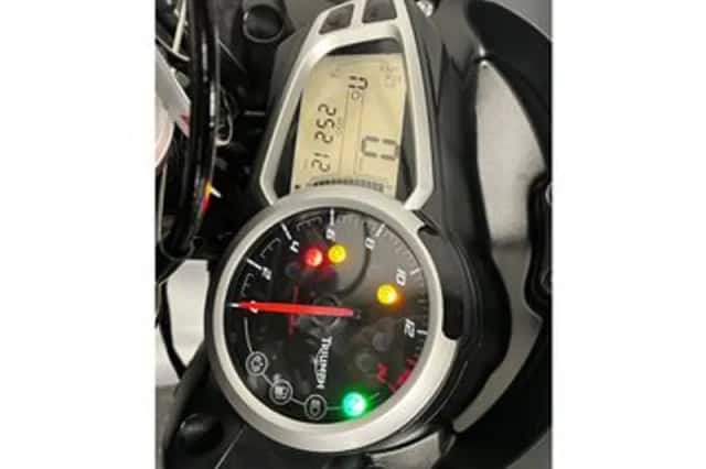 Triumph Street Triple RX (2016) thumbnail 2