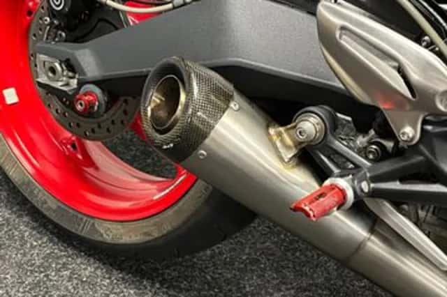 Triumph Street Triple RX (2016) thumbnail 3