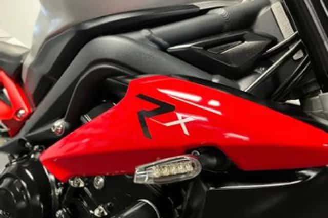 Triumph Street Triple RX (2016) thumbnail 4