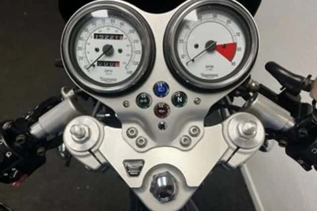 Triumph Thruxton 900 (2005) thumbnail 2