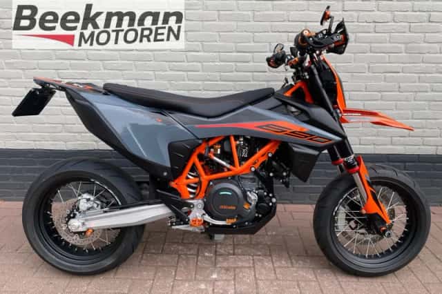 KTM 690 SMC (2021) thumbnail 1
