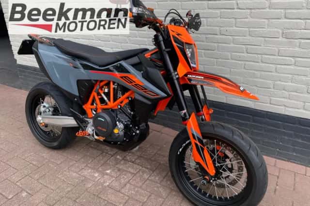 KTM 690 SMC (2021) thumbnail 2