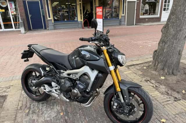 Yamaha MT-09 (2015) thumbnail 3