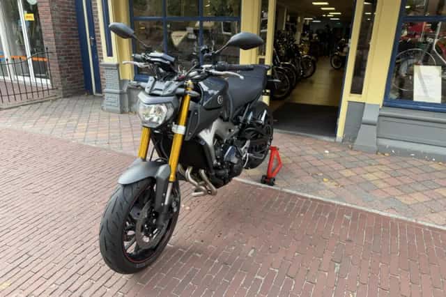 Yamaha MT-09 (2015) thumbnail 5