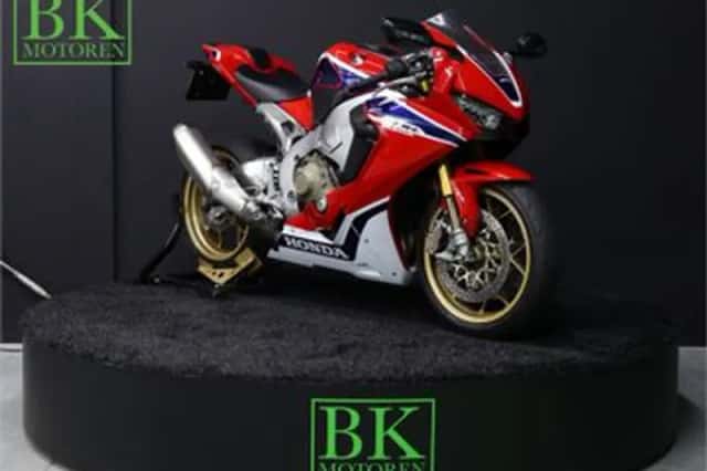 Honda CBR 1000 RR Fireblade (2018) thumbnail 1