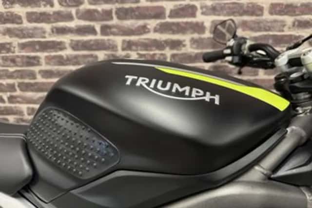 Triumph Street Triple RS (2020) thumbnail 3