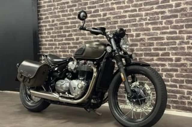 Triumph Bonneville Bobber (2017) thumbnail 2