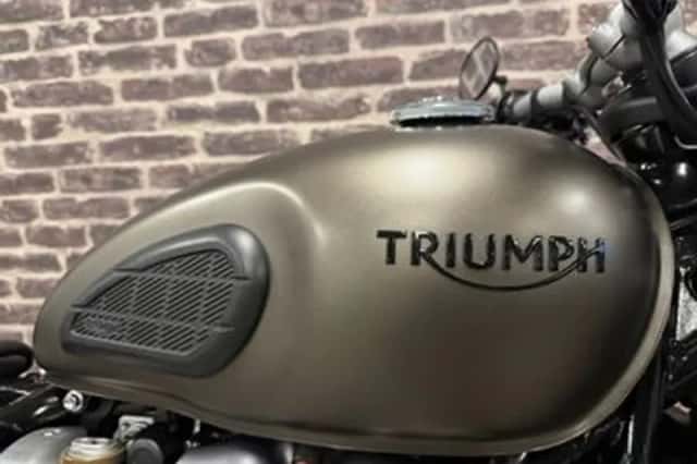 Triumph Bonneville Bobber (2017) thumbnail 3