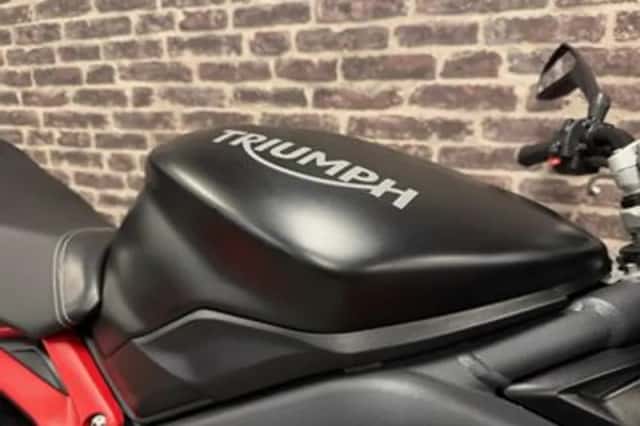 Triumph Street Triple R (2015) thumbnail 3