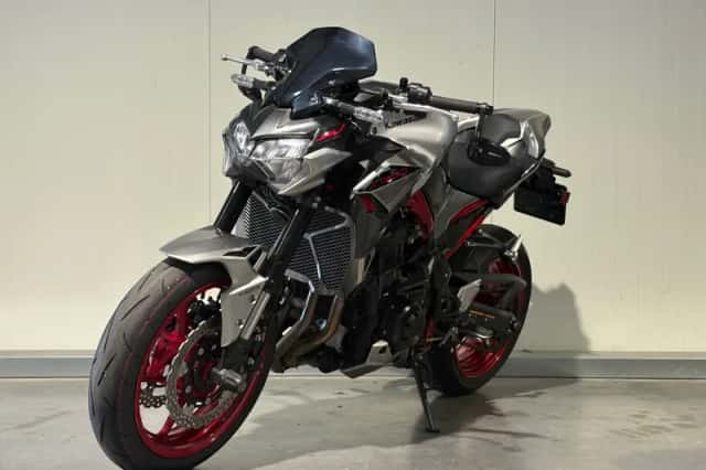 Kawasaki Z900 (2024) thumbnail 6