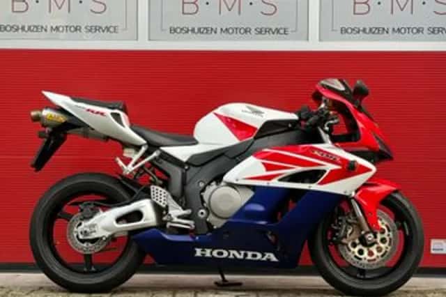 Honda CBR1000RR (2005) thumbnail 1
